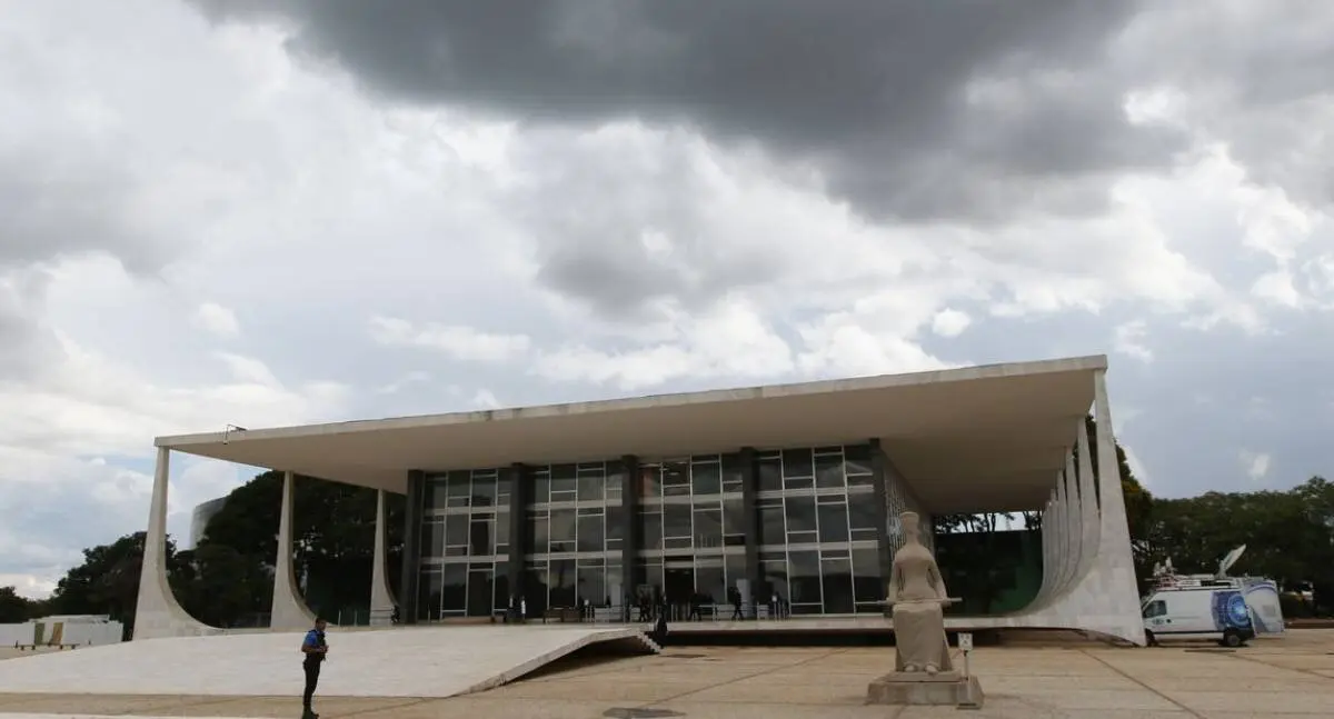 Ex-deputada Carla Zambelli pede salvo-conduto ao STF para retornar ao Brasil e votar em sua mãe