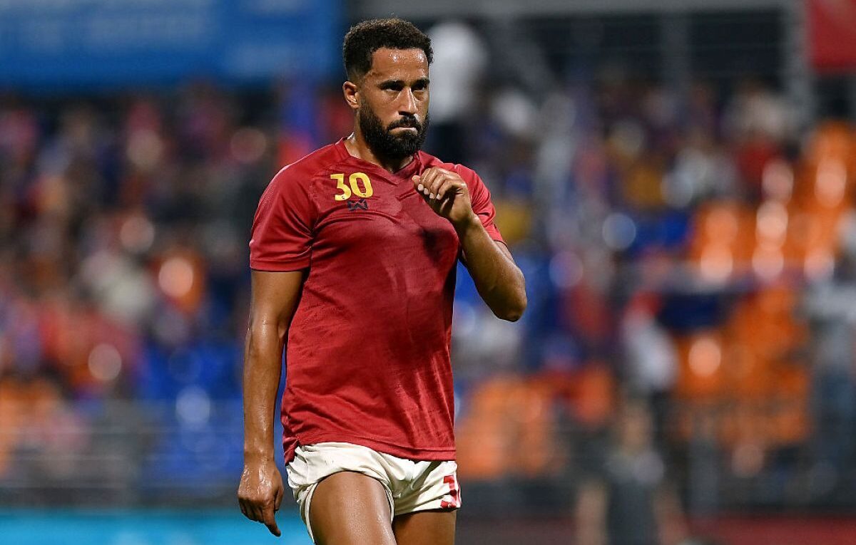 Ex-Tottenham, Townsend é atropelado por rolo de gramado durante jogo