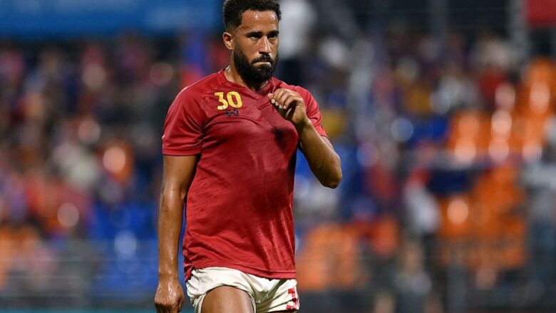 Ex-Tottenham, Townsend é atropelado por rolo de gramado durante jogo
