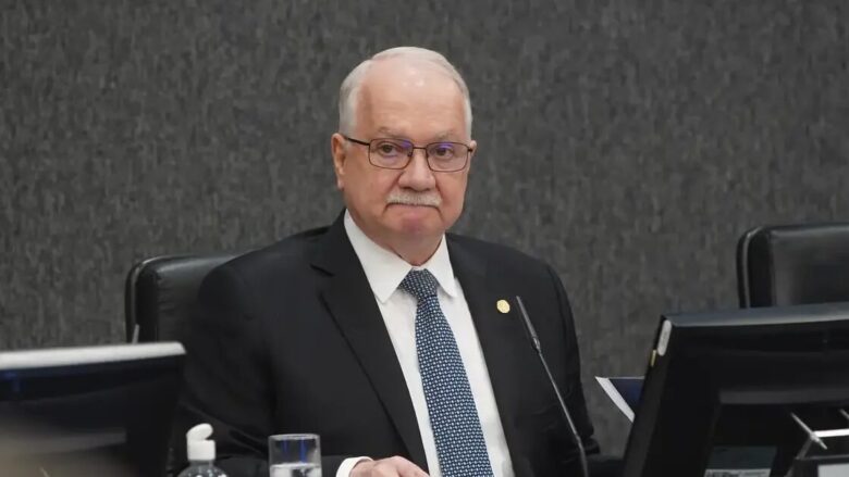 Fachin dá 24 horas para PF informar sobre celular de Vorcaro
