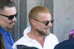 Fãs tietam Ricky Martin na porta do Copacabana Palace