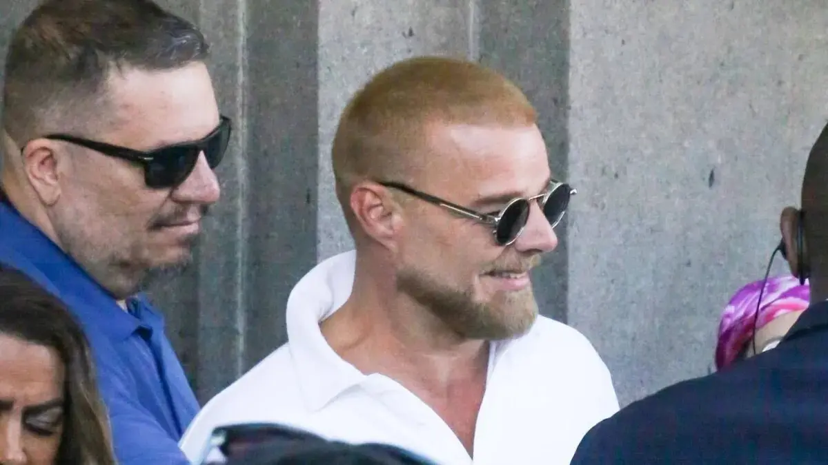 Fãs tietam Ricky Martin na porta do Copacabana Palace