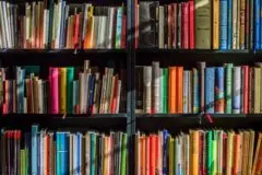 Fenômeno na França, livro é retirado de prêmio após acusação de uso de IA
