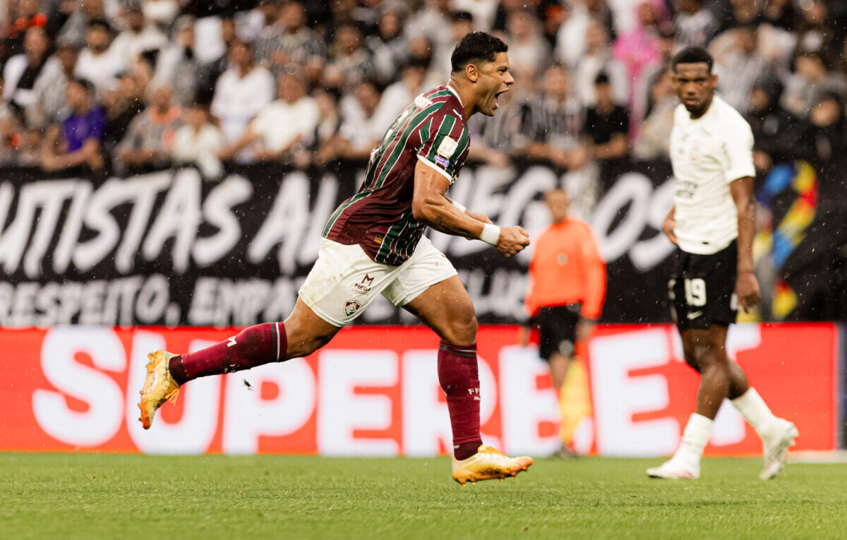 Fluminense vence Corinthians, entra no G-4 do Brasileirão e afunda Timão