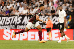Fluminense vence Corinthians, entra no G-4 do Brasileirão e afunda Timão