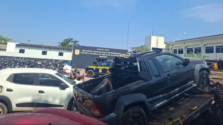 Furtos e Roubos localiza Fiat Strada com restrição entre vários veículos guardados em galpão