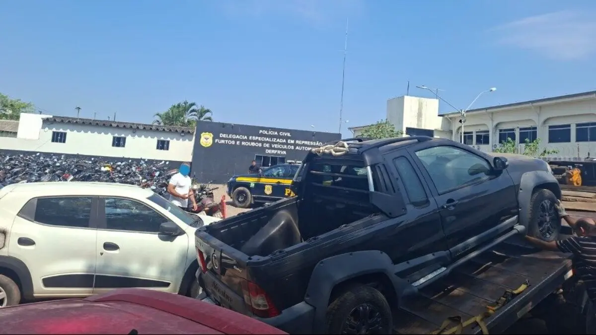 Furtos e Roubos localiza Fiat Strada com restrição entre vários veículos guardados em galpão
