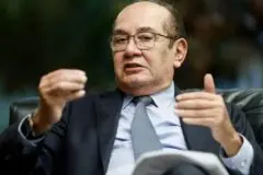 Gilmar Mendes pede íntegra de celular de Vorcaro à PF
