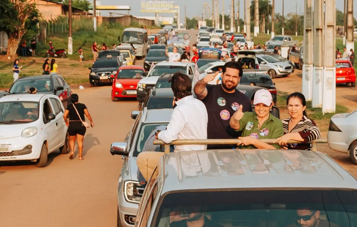 Jean Oliveira e Márcia Oliveira percorrem Candeias em grande carreata com foco em trabalho e resultados