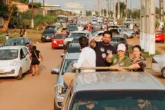 Jean Oliveira e Márcia Oliveira percorrem Candeias em grande carreata com foco em trabalho e resultados