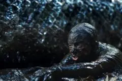 Jessica Rothe luta pela sobrevivência em clipe inédito do terror ‘Boiúna: Terror no Amazonas’; Confira!