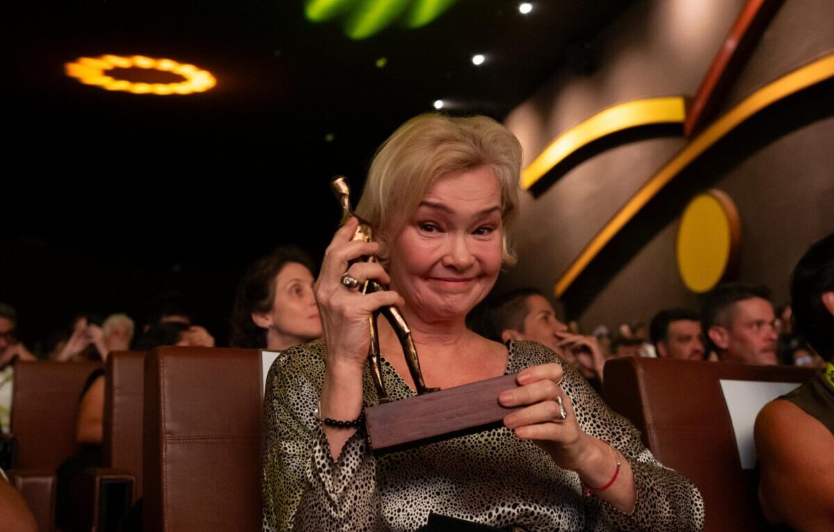 Julia Lemmertz se emociona ao receber homenagem no Festival de Brasília