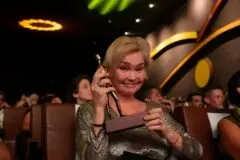 Julia Lemmertz se emociona ao receber homenagem no Festival de Brasília