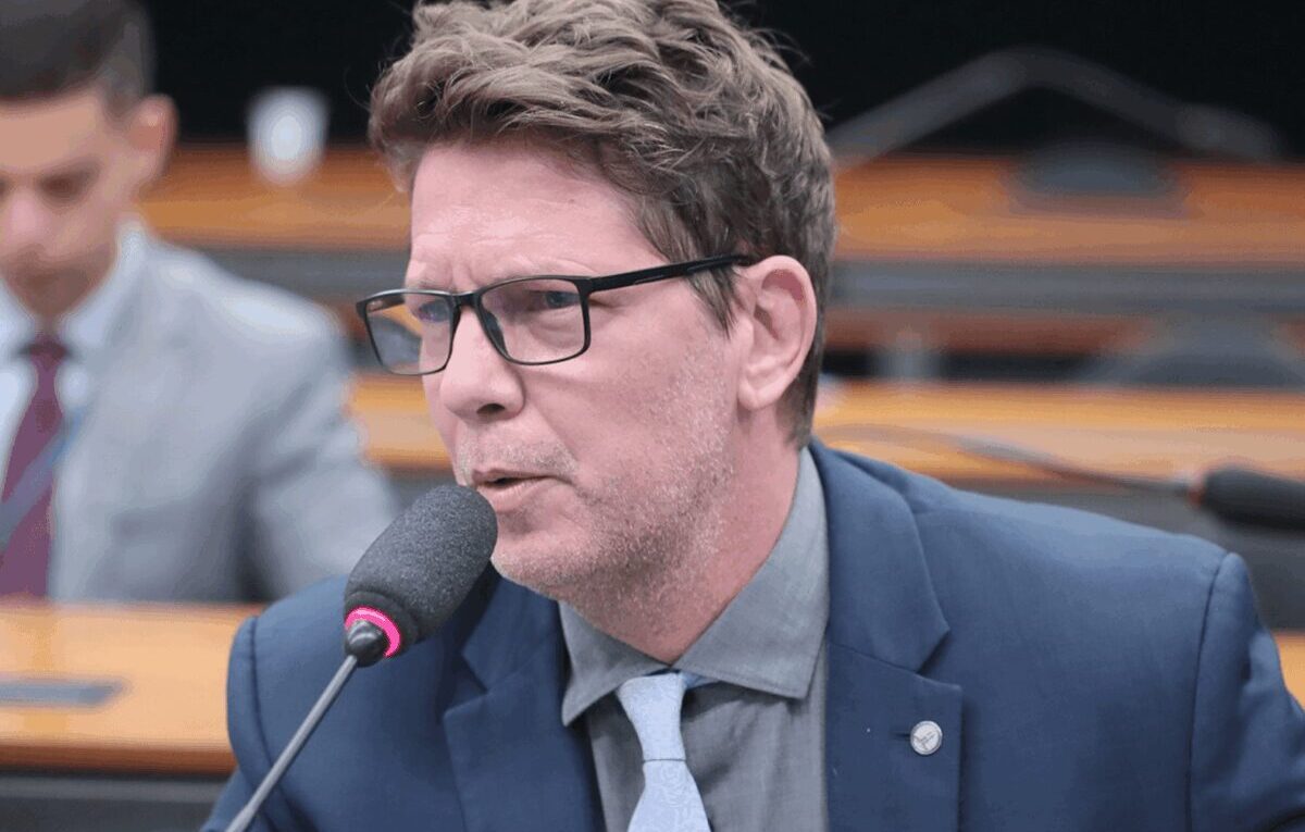 Mario Frias diz que patrocínio do Master a “Dark Horse” não é crime