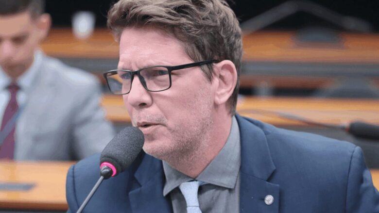 Mario Frias diz que patrocínio do Master a “Dark Horse” não é crime