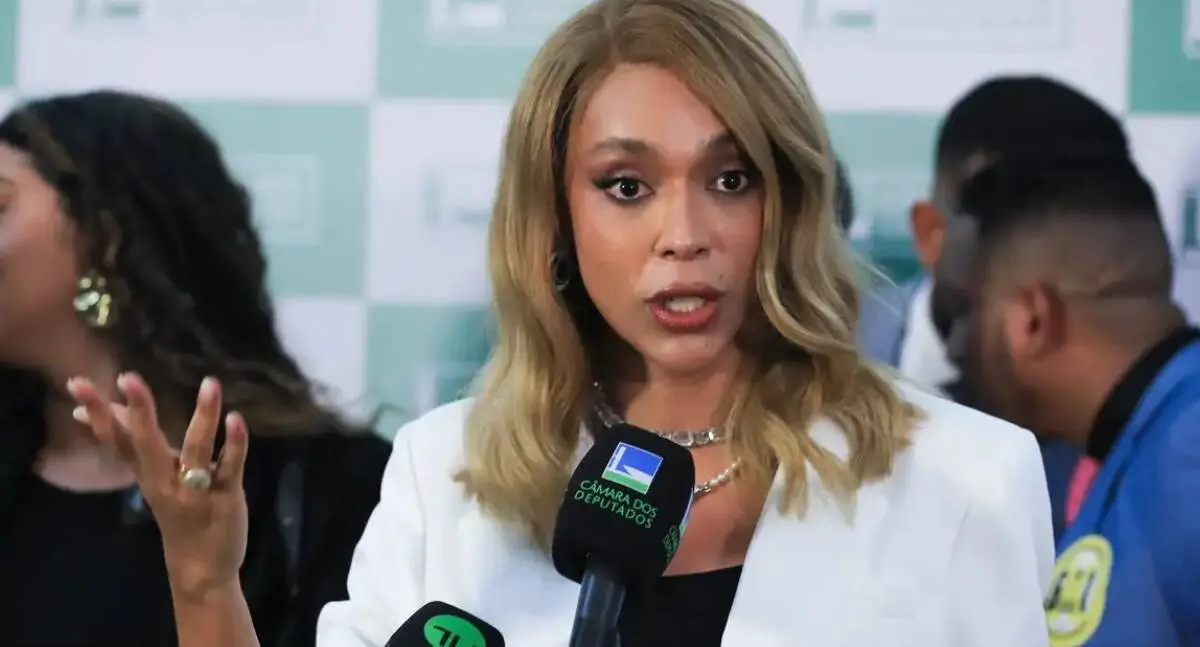 Ministro André Mendonça revoga decisão e libera postagem de Erika Hilton no TSE