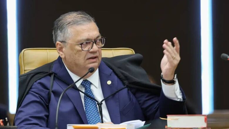 Ministro Flávio Dino pede vista de julgamento sobre Moraes e Mendonça