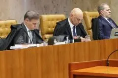 Ministros Alexandre de Moraes e André Mendonça protagonizam discussão tensa durante julgamento histórico no STF