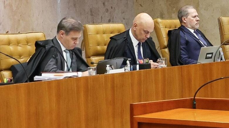 Ministros Alexandre de Moraes e André Mendonça protagonizam discussão tensa durante julgamento histórico no STF