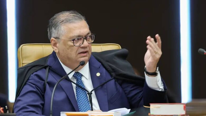 Ministros Flávio Dino e Cristiano Zanin defendem julgamento de Moraes e Mendonça na mesma sessão