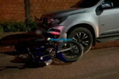 Motorista de S10 é presa por embriaguez após acidente deixar dois jovens feridos