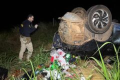 Mulher morre e três ficam feridos após carro capotar várias vezes na BR-364