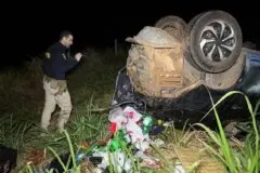 Mulher morre e três ficam feridos após carro capotar várias vezes na BR-364