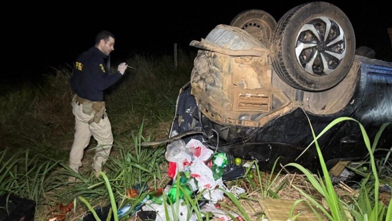 Mulher morre e três ficam feridos após carro capotar várias vezes na BR-364
