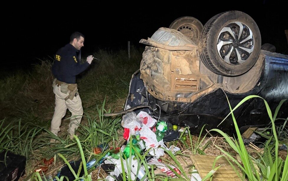 Mulher morre e três ficam feridos após carro capotar várias vezes na BR-364