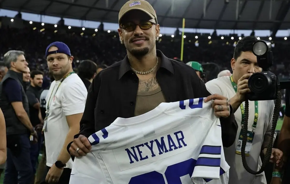 NFL: Neymar é presenteado com camisa do Dallas Cowboys no Maracanã