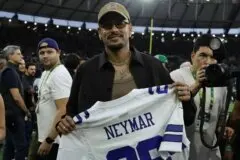 NFL: Neymar é presenteado com camisa do Dallas Cowboys no Maracanã