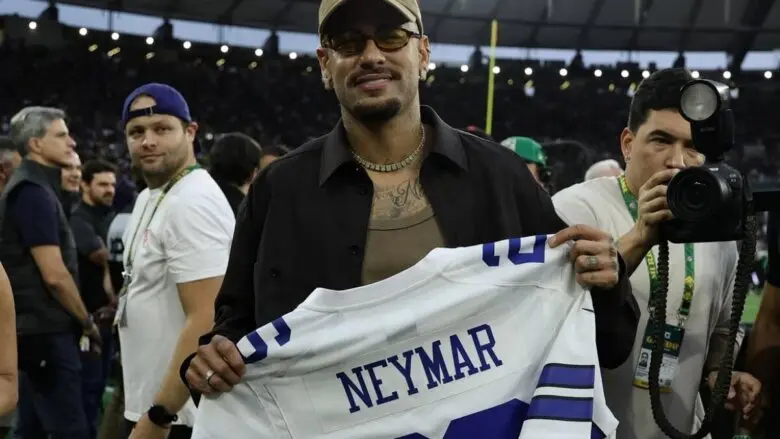 NFL: Neymar é presenteado com camisa do Dallas Cowboys no Maracanã