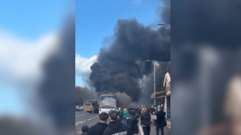 Ônibus com torcedores do Celtic pega fogo após clássico contra o Rangers