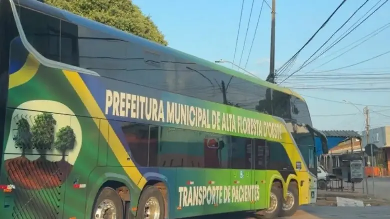 Ônibus leito destinado por Jean Oliveira realiza primeira viagem com pacientes de três municípios