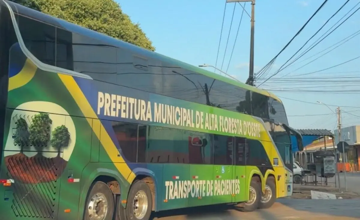 Ônibus leito destinado por Jean Oliveira realiza primeira viagem com pacientes de três municípios