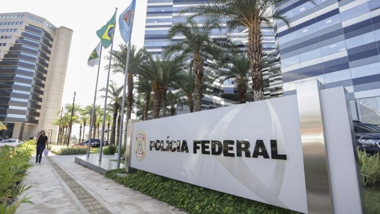 PF mantém celular de Vorcaro e pode enviar dados a ministros