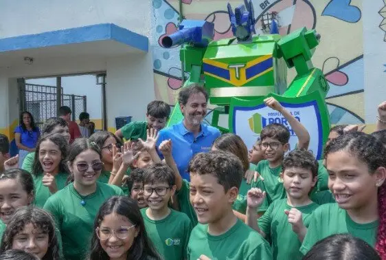 Prefeitura amplia monitoramento das escolas municipais com robô de inteligência artificial