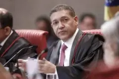 Presidente do TSE cobra Fachin e reclama de sobreposição de competências do STF