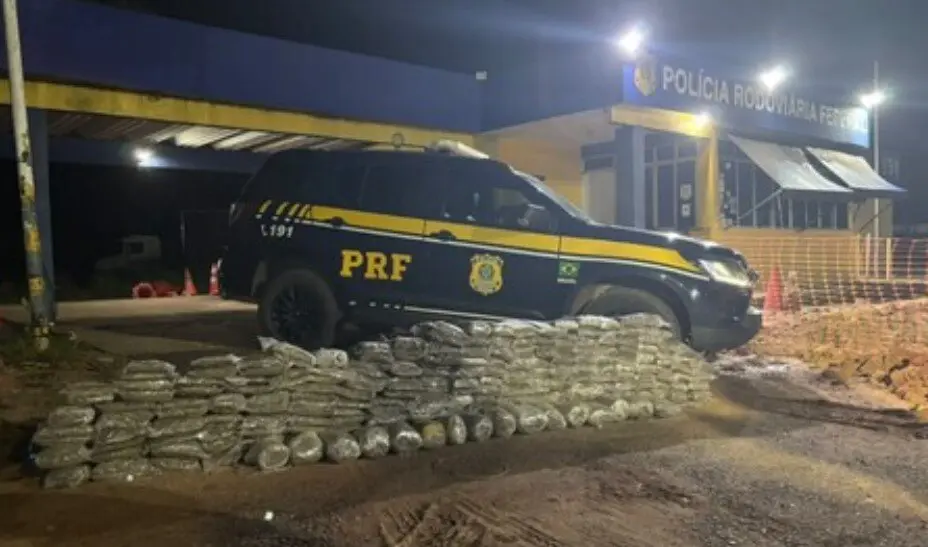 PRF apreende mais de 200 kg de drogas após abordar táxi na BR-364