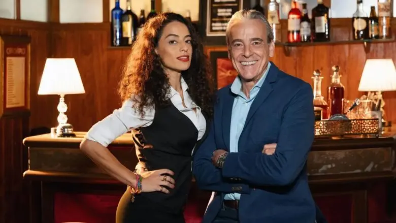 Quem Ama Cuida: Ulisses pega Lyris no flagra e coloca a garçonete contra a parede Quem Ama Cuida: Ulisses pega Lyris no flagra e descobre traição (Foto: Globo/ Manoella Mello)