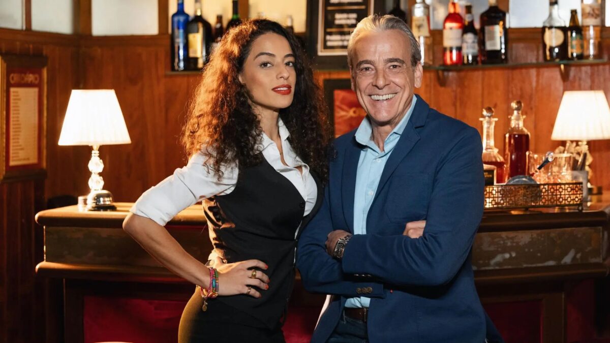 Quem Ama Cuida: Ulisses pega Lyris no flagra e coloca a garçonete contra a parede Quem Ama Cuida: Ulisses pega Lyris no flagra e descobre traição (Foto: Globo/ Manoella Mello)