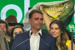 Reportagem aponta que Flávio Bolsonaro viajou em jato ligado a Daniel Vorcaro