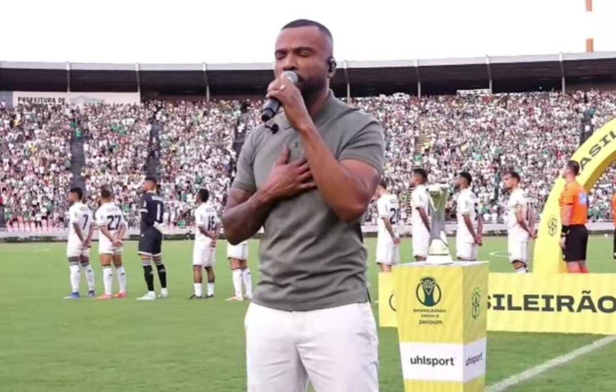 Série D ZeroUm: Alexandre Pires canta o Hino Nacional antes da final