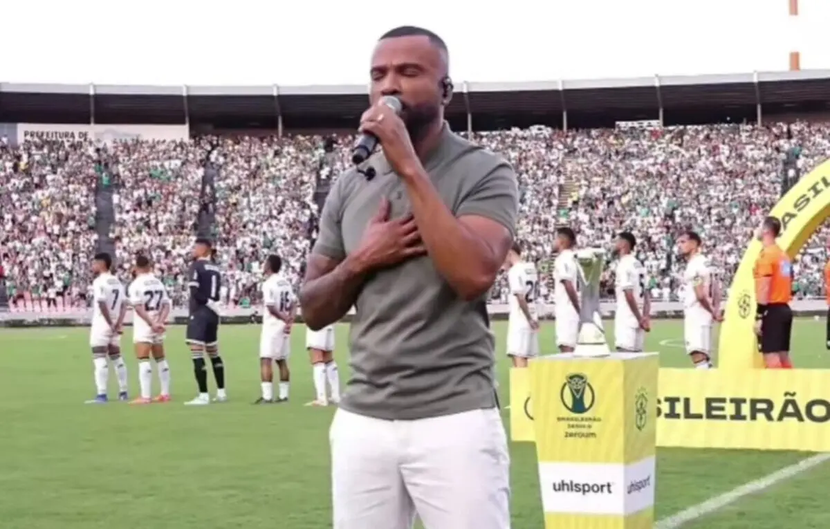 Série D ZeroUm: Alexandre Pires canta o Hino Nacional antes da final