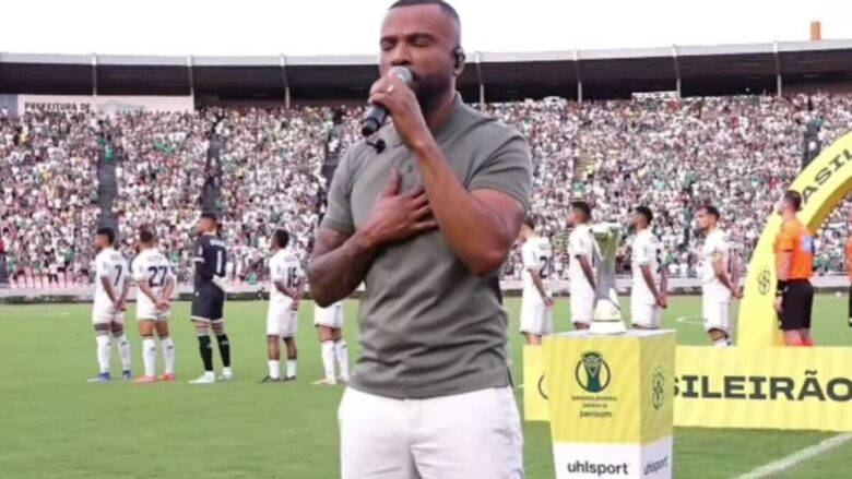 Série D ZeroUm: Alexandre Pires canta o Hino Nacional antes da final