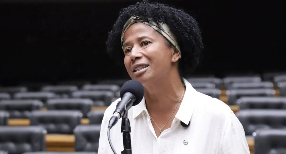 Sílvia Cristina firma compromissos com a juventude