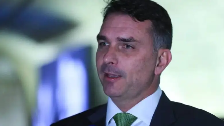 STF determina inquérito para investigar Flávio Bolsonaro por financiamento de filme com recursos do Banco Master