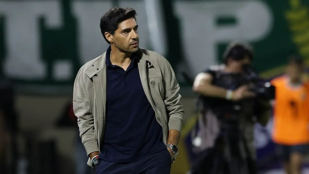 STJD aumenta a pena de Abel Ferreira, do Palmeiras, por chute em microfone