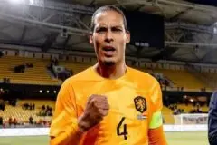 Van Dijk discute com jornalista em coletiva antes da Nations League