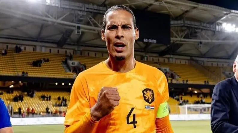 Van Dijk discute com jornalista em coletiva antes da Nations League